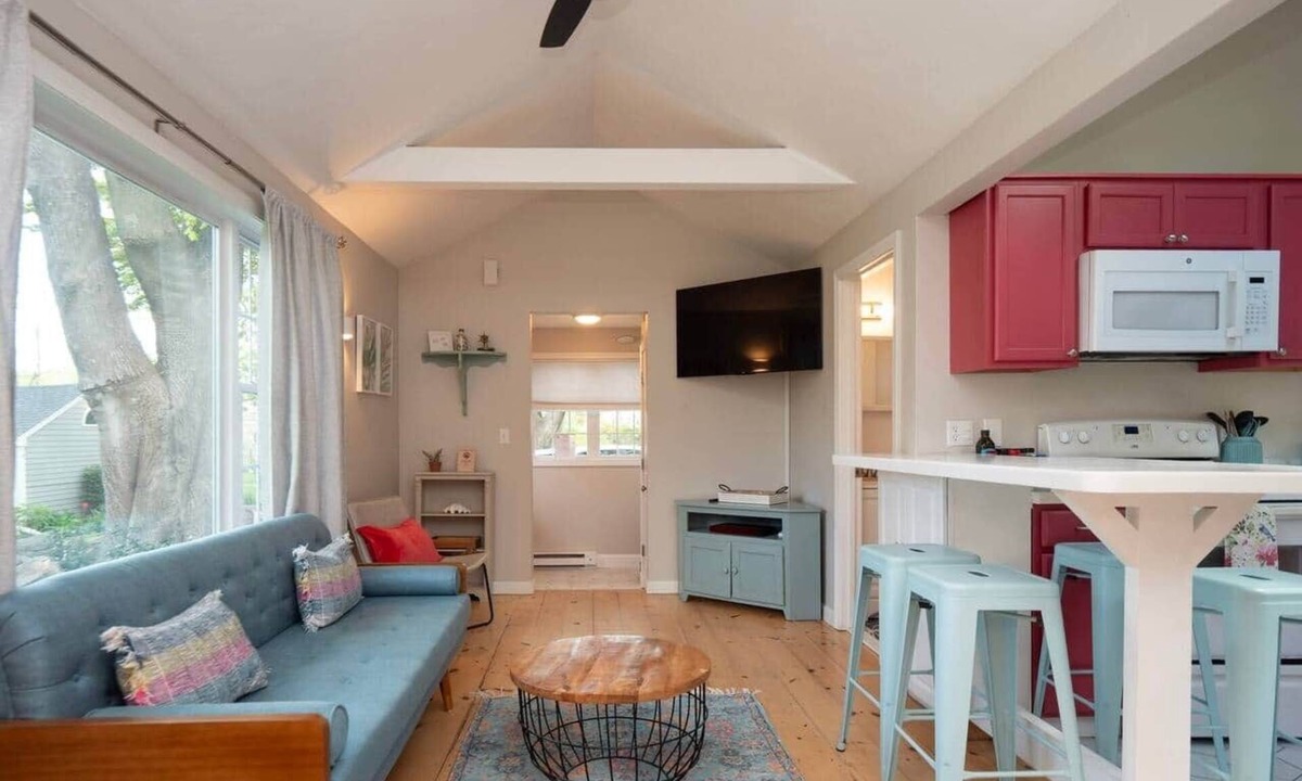 Middletown House | Pop, Bubble, and sun-drenched Cutie Cottage!
