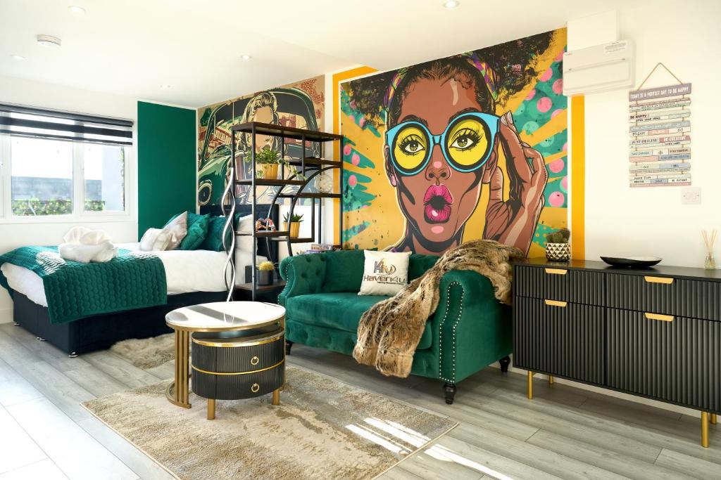Hatfield Apartment | PopArt Studio CITY CENTRE SAUNA BALCONY, PRIVATE PARKING, WIFI NETFLIX- HAVEN4u