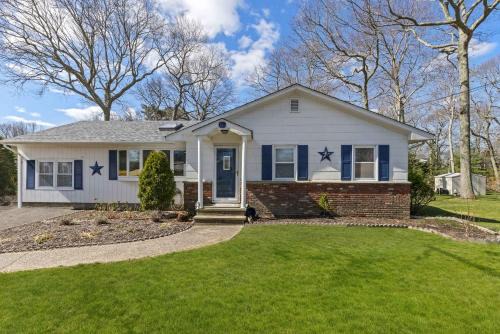 Hampton Bays House | Poppy's Hampton House:Large Yard,Beach,Newly Renovated