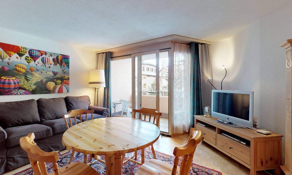 Celerina-Schlarigna Apartment | Popular apartment house centrally located in Celerina.