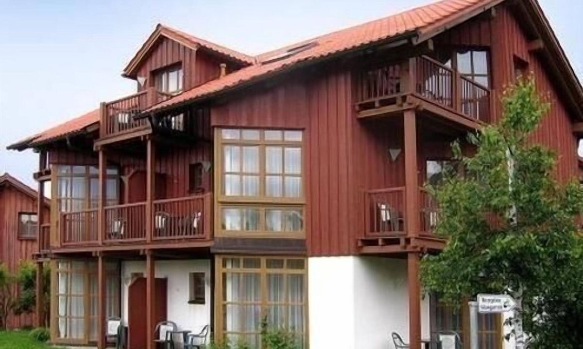 Hillstett Apartment | Popular balcony flat on the golf course