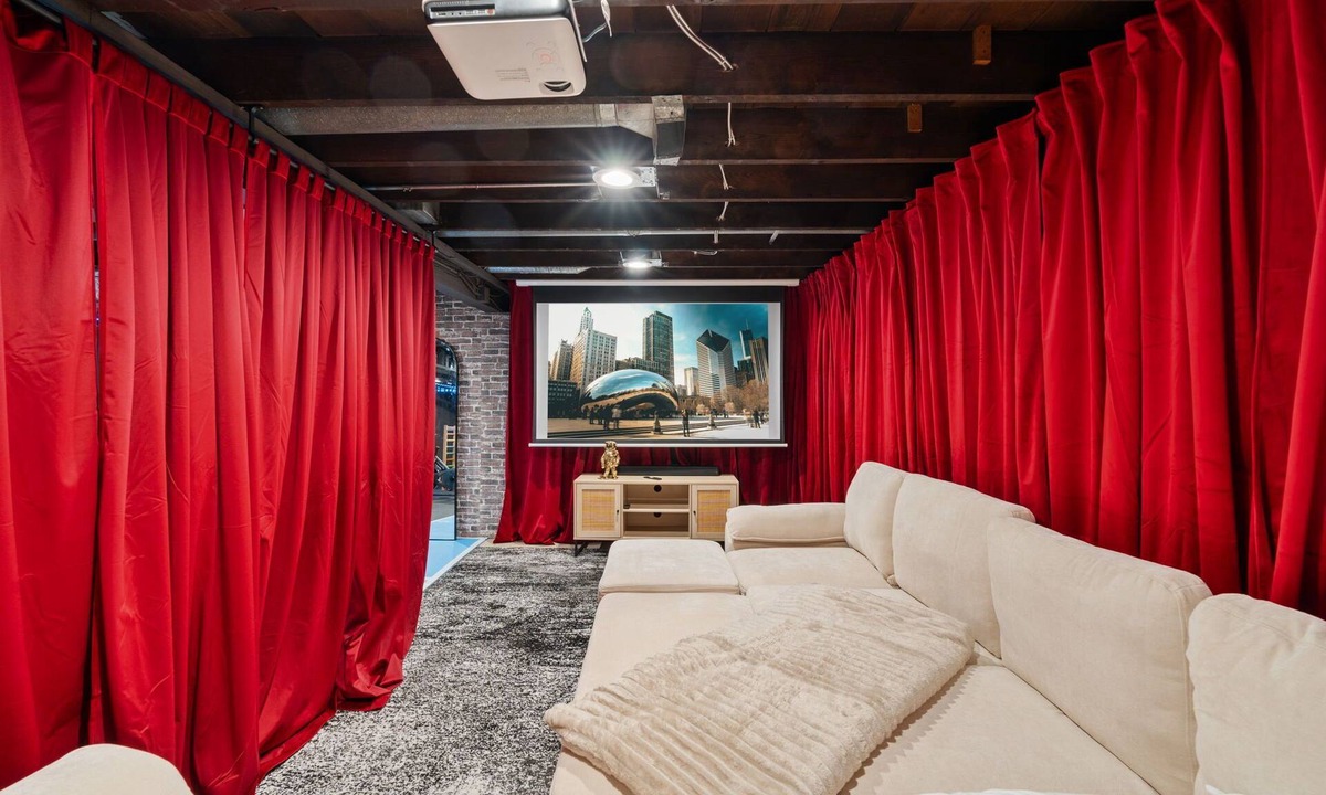 Chicago House | Portage Park, Jacuzzi, Movie Theater, Game Room, Gym, Arcade, Backyard, King Ste
