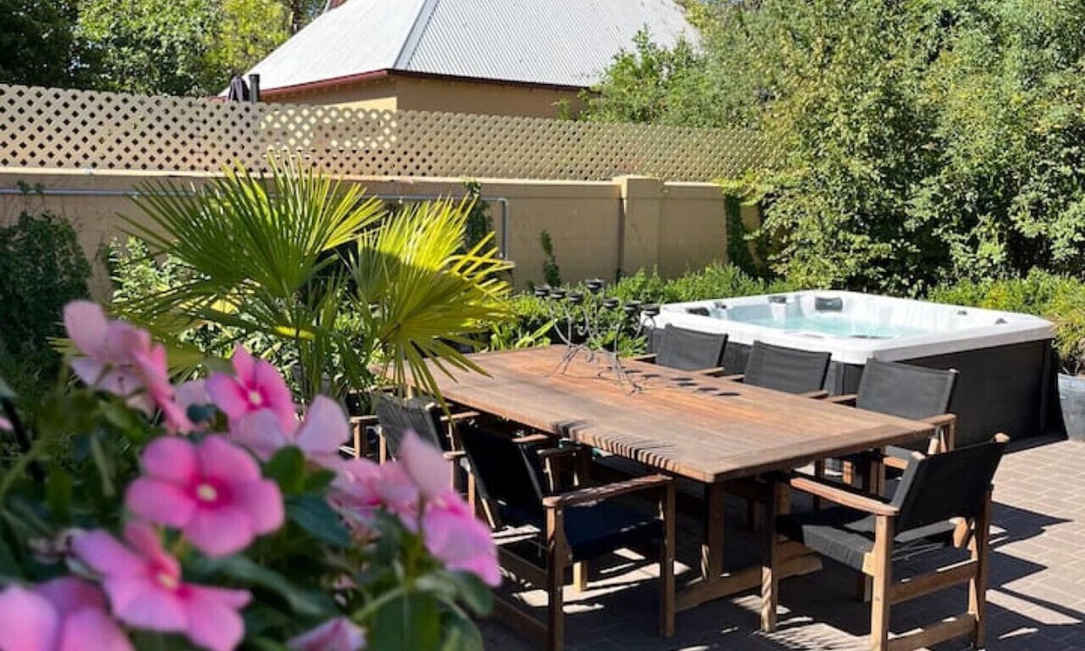Albury House | Porters Cottage Oasis | Hot Tub Pet Friendly Walk to Dean Street