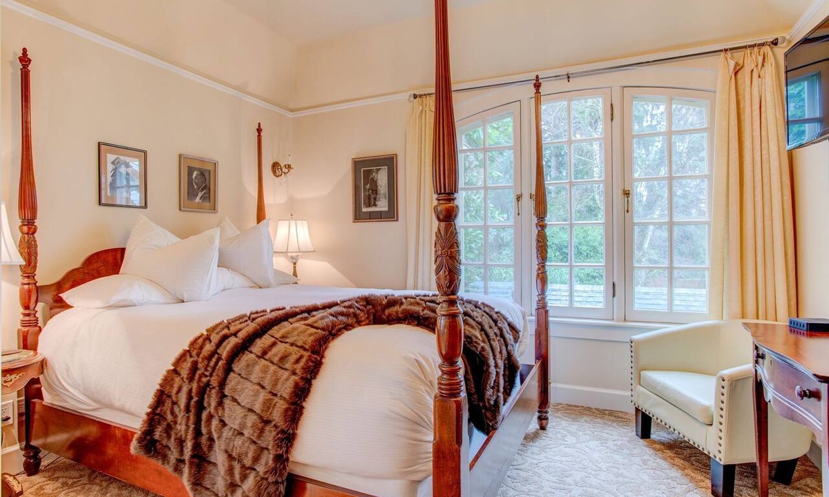 Irvington Bed & Breakfast | Portland's White House Bed & Breakfast - The Ulysses & Julia Room