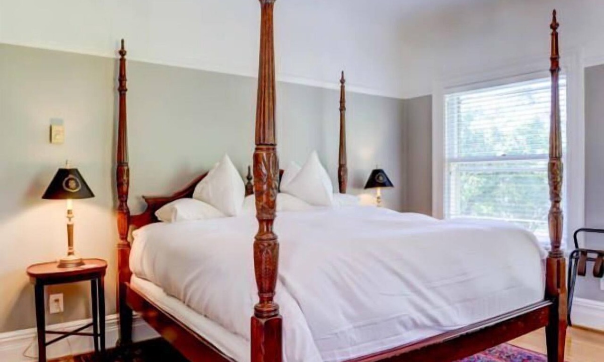 Irvington Bed & Breakfast | Portland's White House Bed & Breakfast - The Franklin & Eleanor Room
