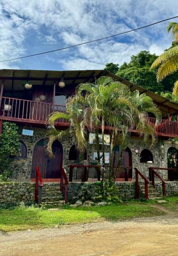 Bahia Solano Hotel | Posada Turística Rocas De Cabo Marzo
