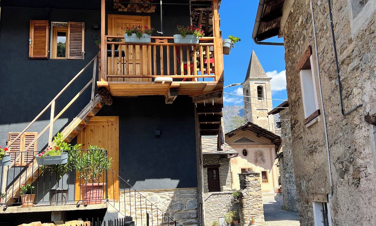 Bussoleno House | Possibly the most romantic house in the Italian alps.