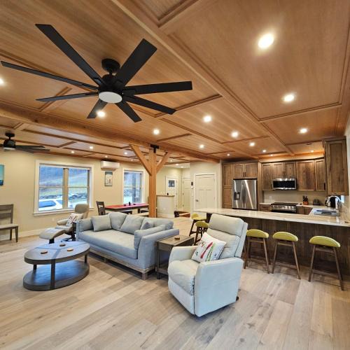 Pittsfield House | Powder Run - Modern 3BR Basecamp with Hot Tub, AC, EV Charger & Flat Parking