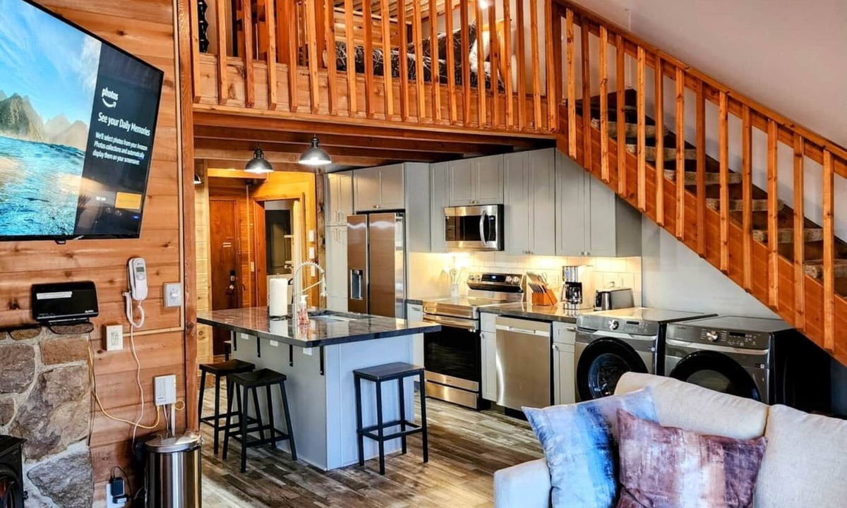 Edray Ski Chalet | PowderMonkey 2br/2ba+Loft - Ski out & PET friendly