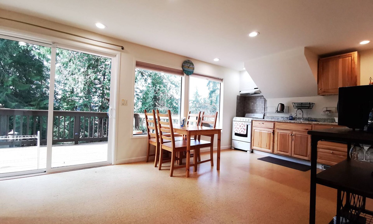 Issaquah House | POWER ON - Modern 3BR Evergreen Retreat w/Private Deck & Forest Views