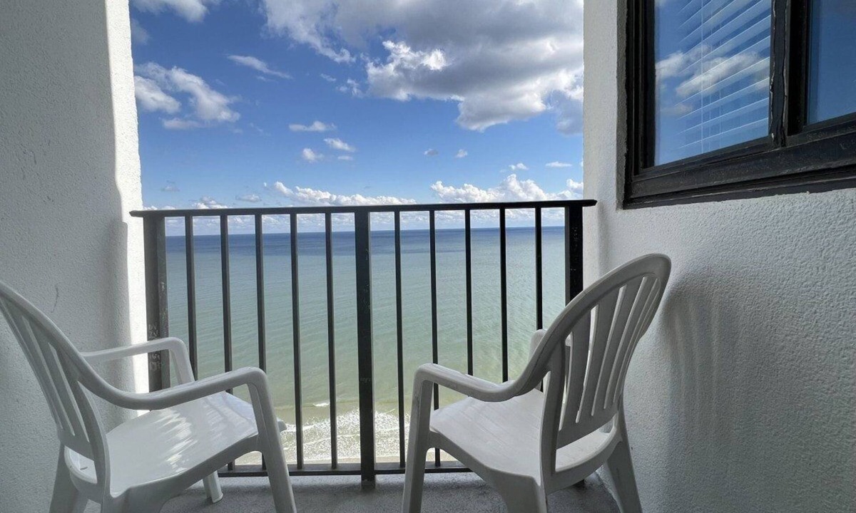 Myrtle Beach Resort | PR-1902 Oceanfront Studio, 19th floor oceanfront Studio at the Palace