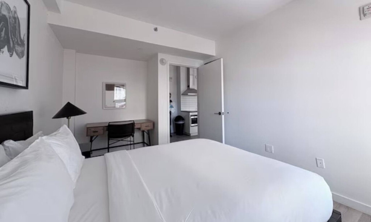 Hunters Point Apartment | Practical 2 Bedroom Unit w/Kitchen Near Manhattan – Midtown Just 1 Stop