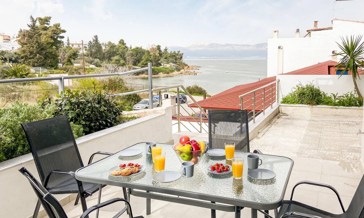 Chalcis Apartment | Practical apartment near Chalkida directly on the bay.