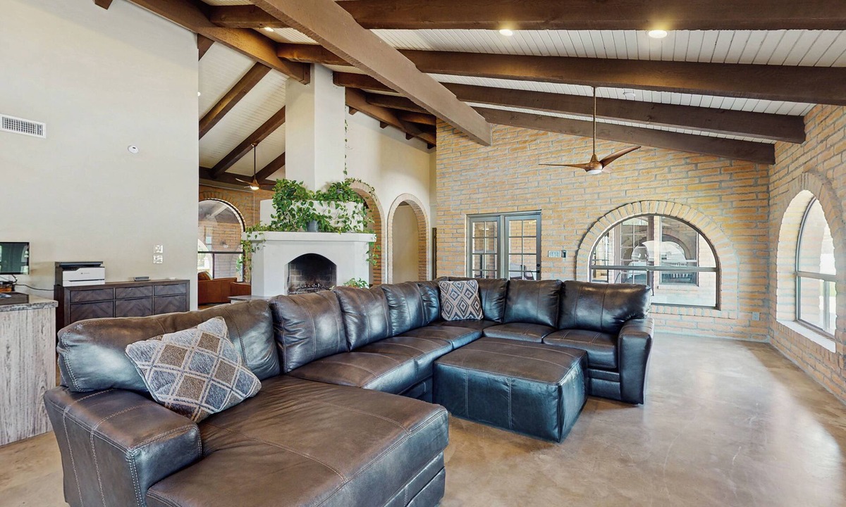 Central Scottsdale House | Practice Putts & Lounge Poolside! Scottsdale Home