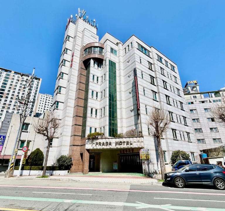 Somun Hotel | Prada motel