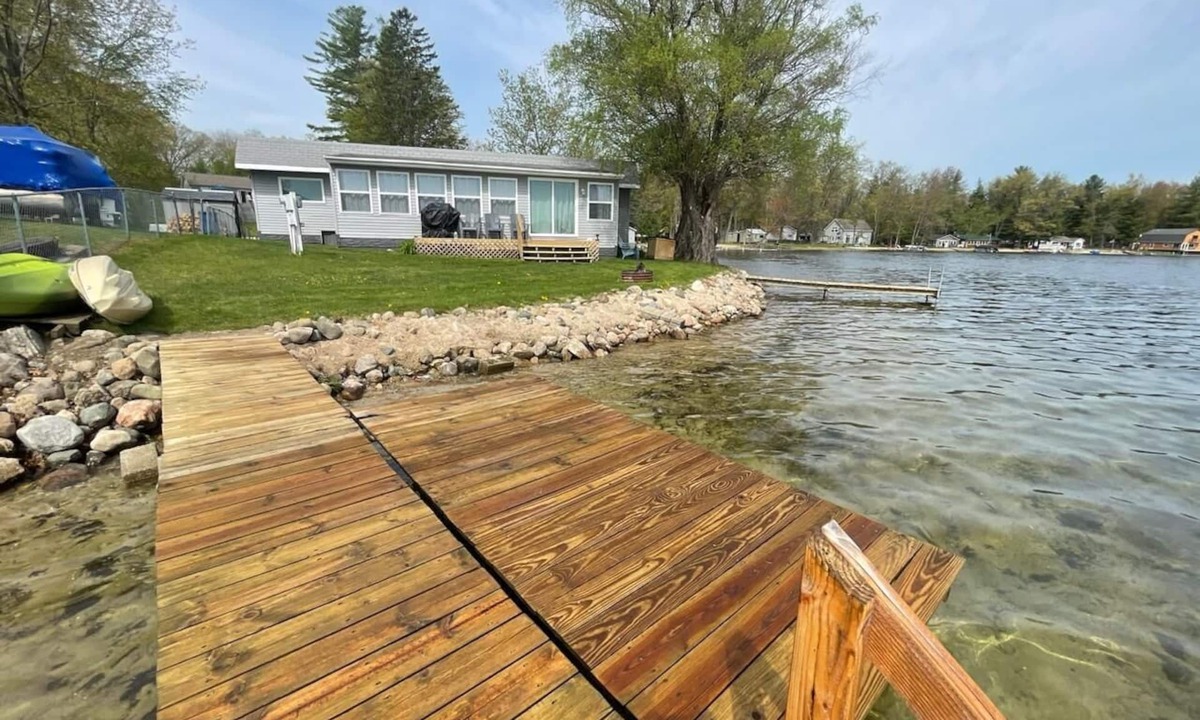 Gladwin House | Pratt Lake Peninsula: Summer on Pratt Lake Kayaks Included Dog Friendly