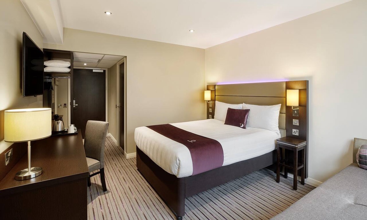 Cobham Hotel | Premier Inn Cobham