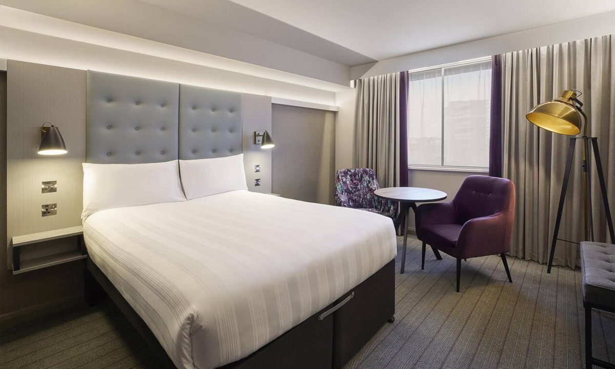 Elgin Hotel | Premier Inn Elgin