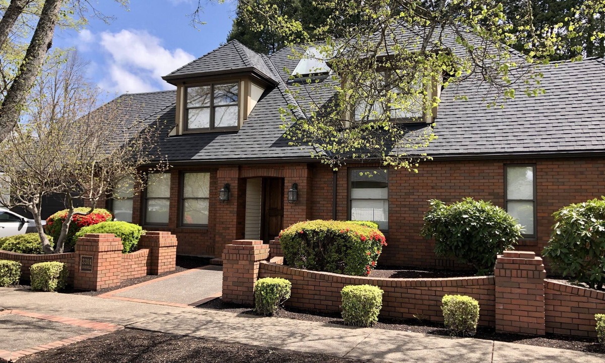 Harlow House | Premier Neighborhood - Sleeps 10 - King Beds - .37 miles to Autzen - walk to UO