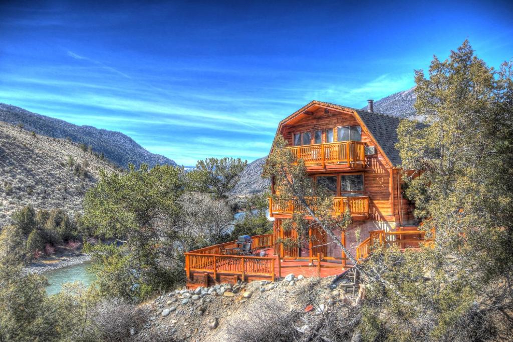 Gardiner House | Premier Yellowstone River Home