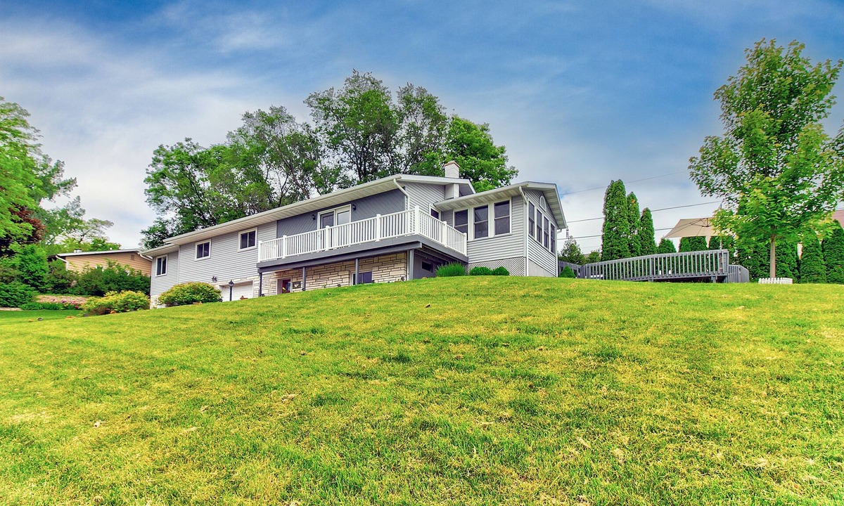 La Crosse House | Premium 3BR 3BA with Hot Tub & Pool, near all of LaCrosse's Top Rated Activities