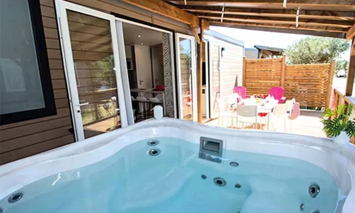 Aups House | Premium Cotignac Mobile Home with Private Jacuzzi - 33 m² - 3 bedrooms - Dishwasher + TV + A/C - Sleeps 6