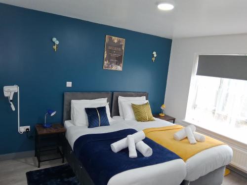 Nottingham House | Premium Serviced Accommodation Nottingham - All Ensuite Rooms or Whole House - Near Train Station, City Centre & Trent Bridge - Fast Free WiFi - Parking