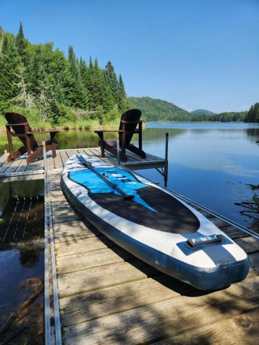 St-Adolphe-d'Howard Ski Chalet | Prestige In Nature Hot tub 15min Ski resort Luxury Master Bedroom Wifi Games & more !