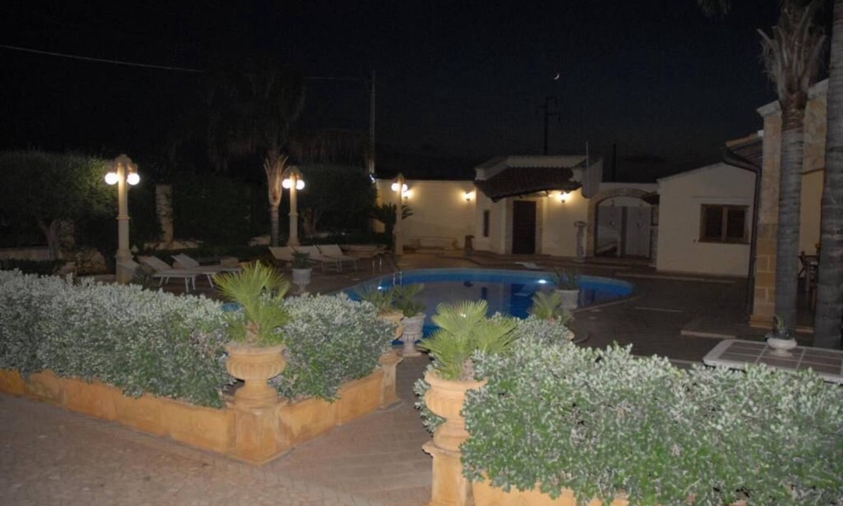 Mazara del Vallo Villa | PRESTIGIOSA E SINGOLARE VILLA CON APPARTAMENTO CAMERE E PISCINA AD USO ESCLUSIVO