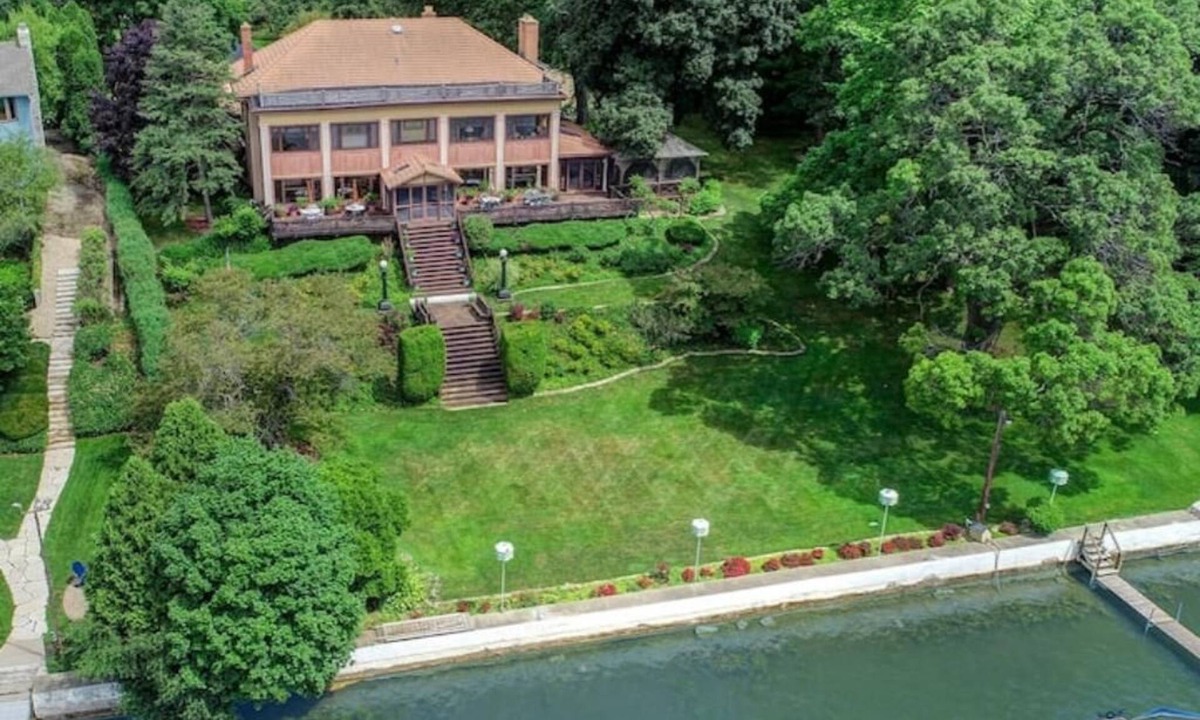 Johnsburg House | Prestigious Pistakee Bay Estate