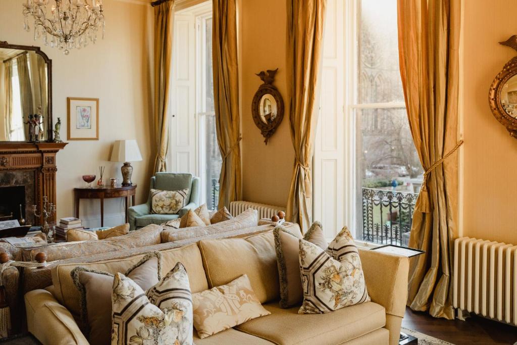 West End Apartment | Prestigious Townhouse close to Princes Street