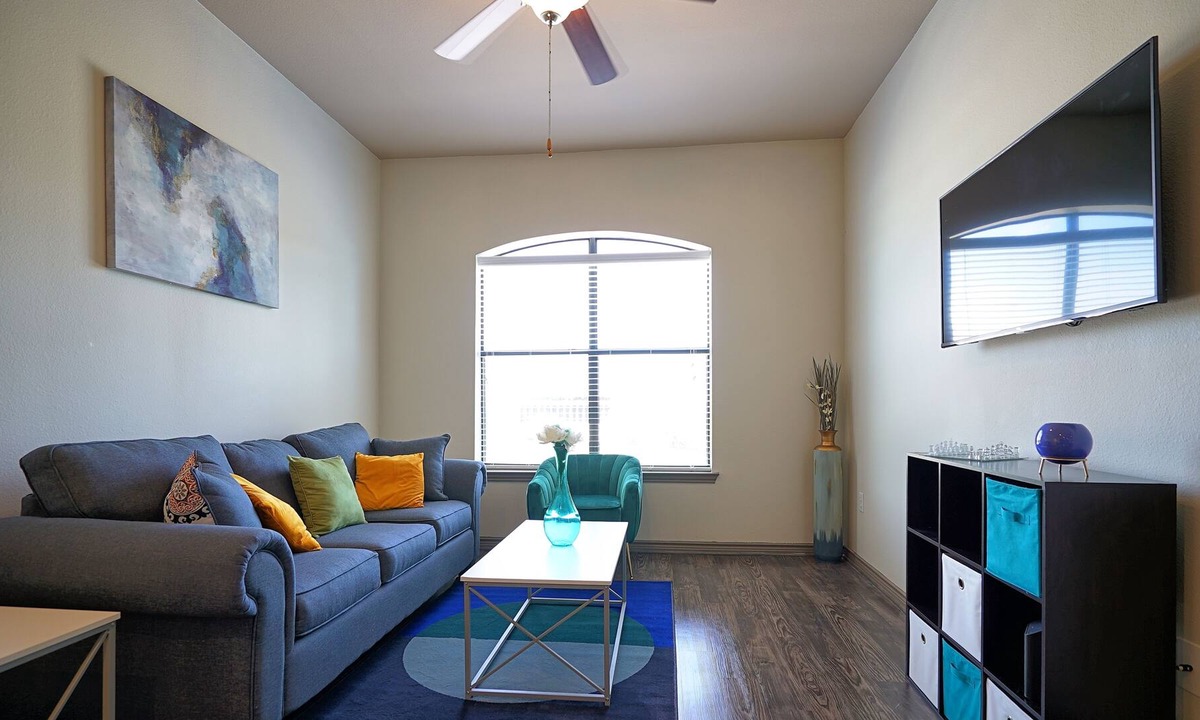 Greenway Plaza-Upper Kirby Condo | Prestigious unit w/ study | 5★ Location, Pool, Gym