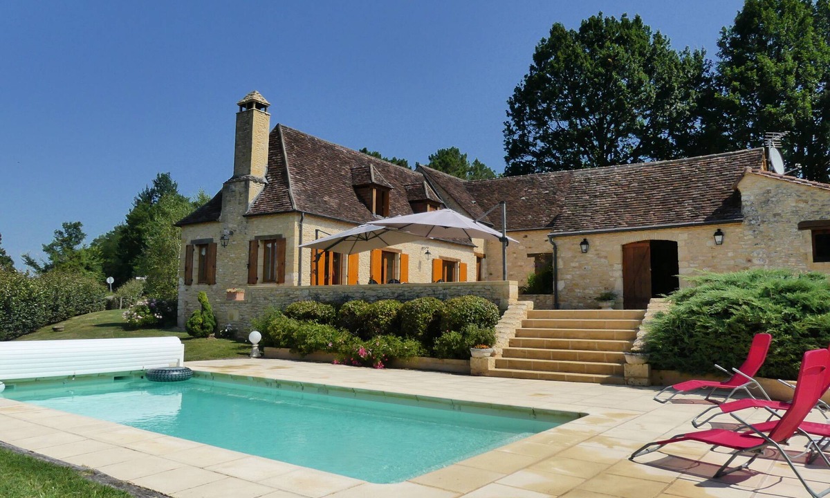 Savignac-de-Miremont House | Pretty 17th century farmhouse, restored with pool, beautiful view of the valley
