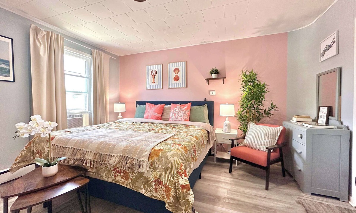 Bridgewater House | Pretty Bachelor with Balcony near River & Trails