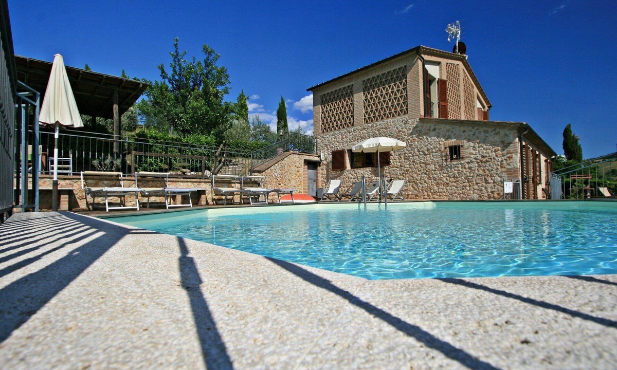 Casole d'Elsa House | Pretty Tuscan cottage surrounded by private hills