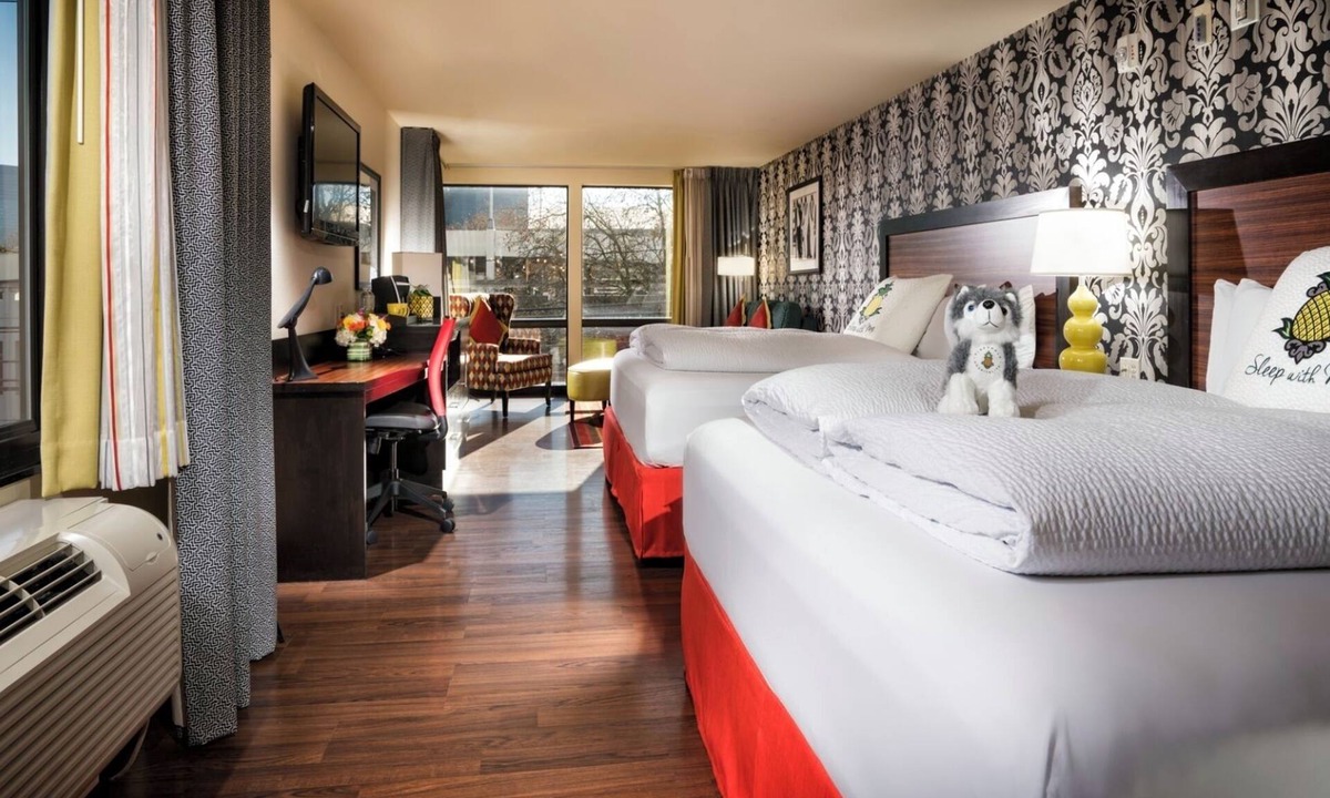 Lower Queen Anne Hotel | Prima Donna 2 King Jr Suite - Staypineapple, The Maxwell Hotel, Seattle Center