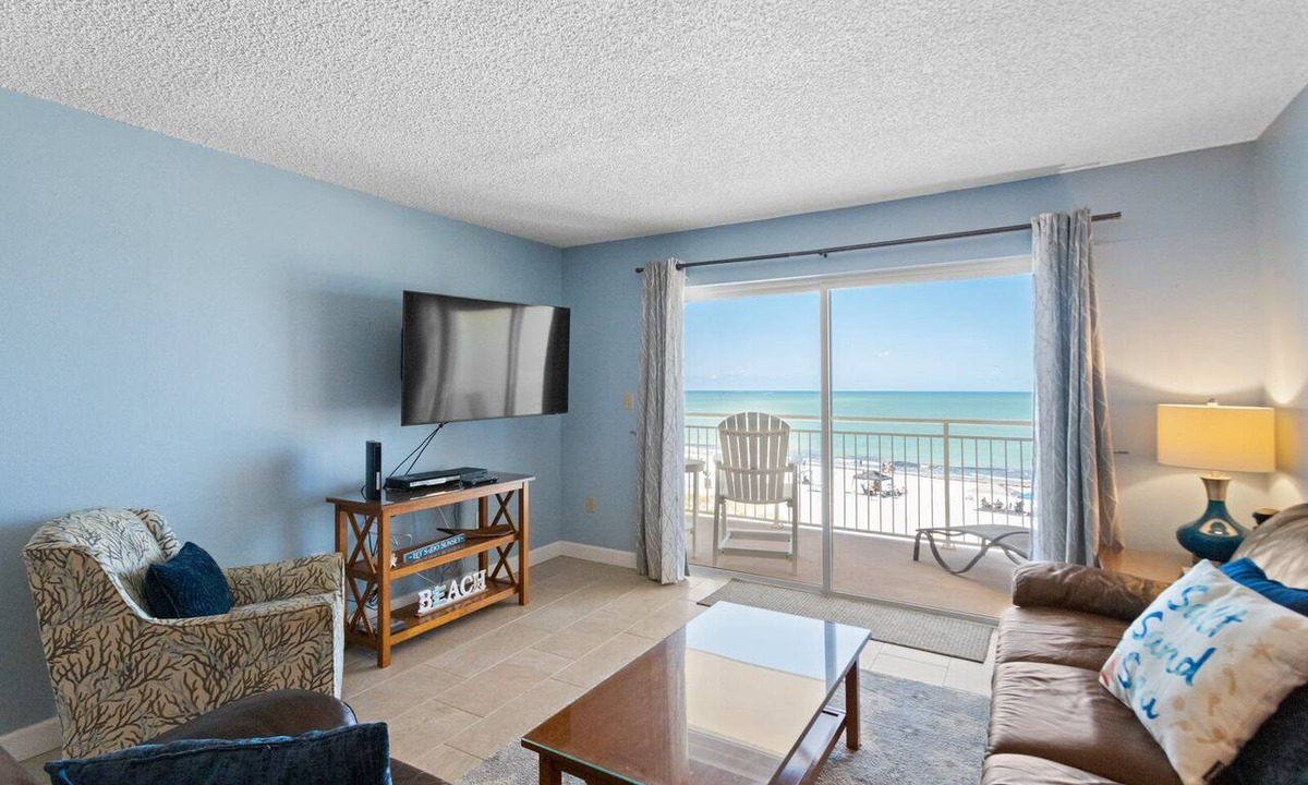 Madeira Beach Condo | Prime Beachfront Balcony - Madeira Norte #311