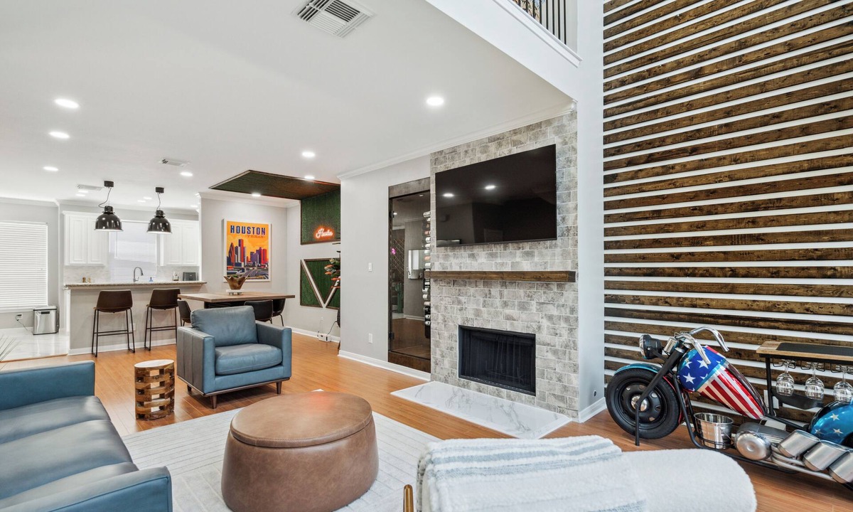 Midtown House | Prime Central Location + GARAGE! 5 minutes to Downtown & Near Med Center & NRG