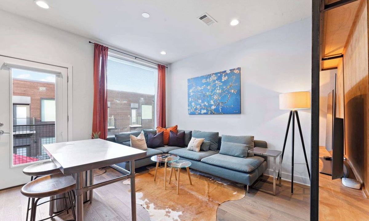 East Cesar Chavez Apartment | Prime East Downtown Studio w/pool, gym, laundry