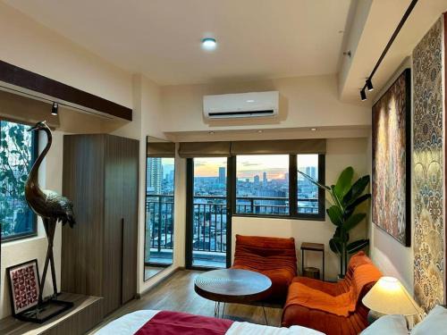 Legazpi Village Apartment | Prime End Sunset View Unit in Makati