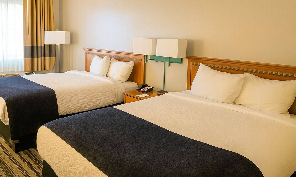 Window Rock Hotel | Prime Location! 2 Comfortable Units w/FREE Breakfast & Parking! Pool & Hot Tub!