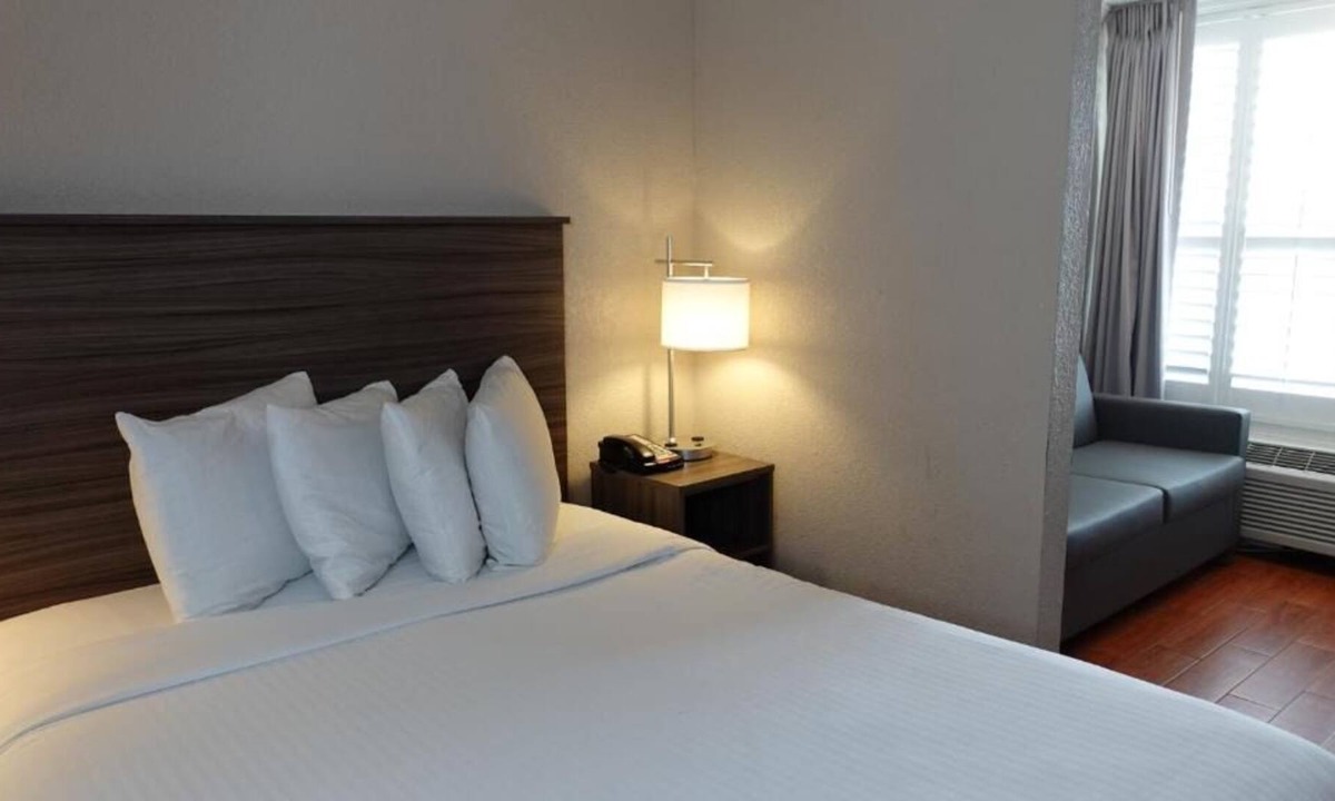 June Park House | Prime Location! 3 Comfortable Units, Free Parking, Near Melbourne Greyhound Park