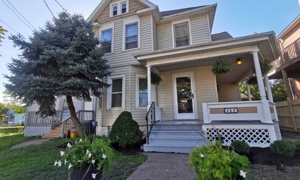 Downtown Niagara Falls House | Prime location! 4 bedroom house located right next to the casino and the falls