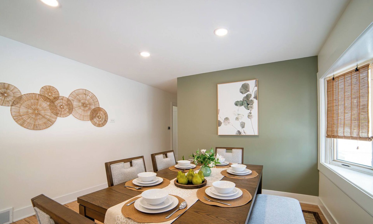 Naperville House | Prime Location - Cozy Naperville HomeStay - GameRoom