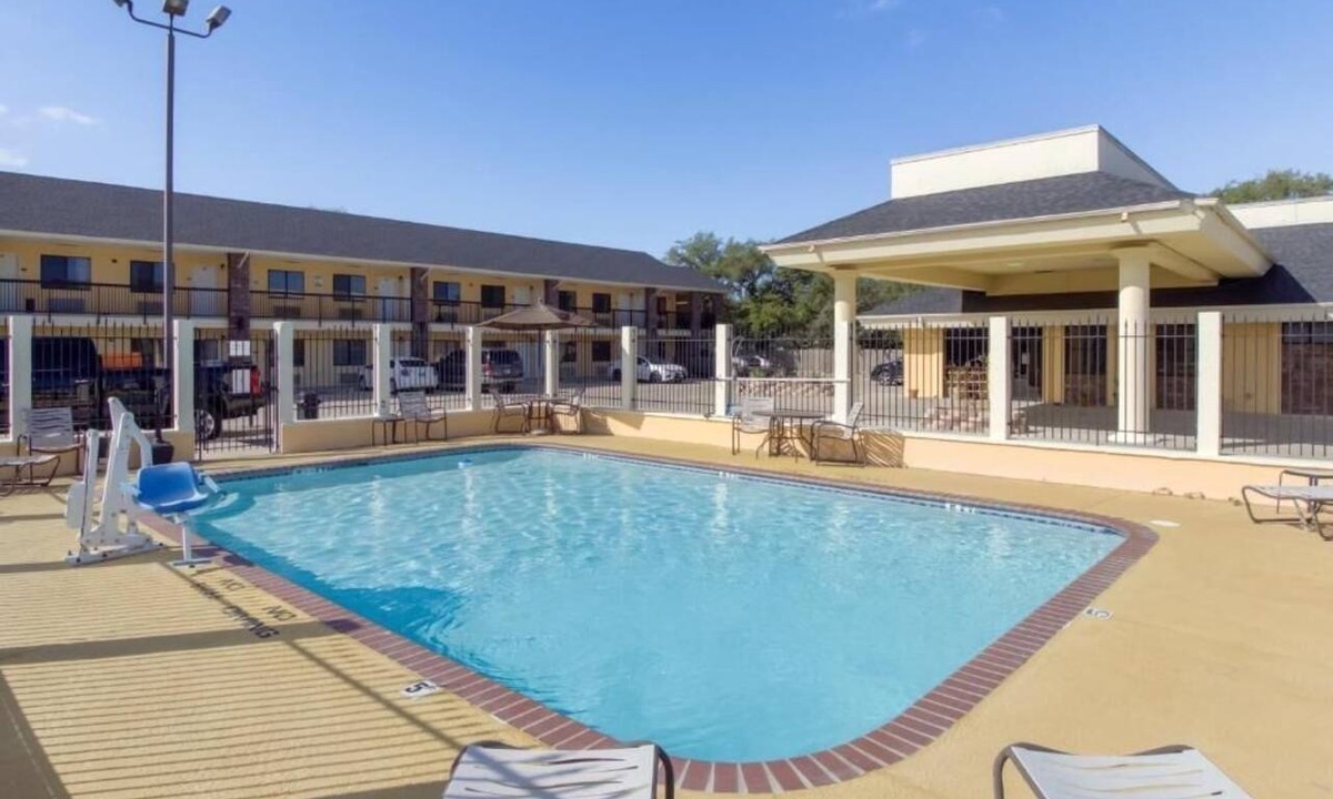 Ingleside Hotel | Prime Location Free Parking Onsite, Pool, Near Port Aransas Nature Preserve