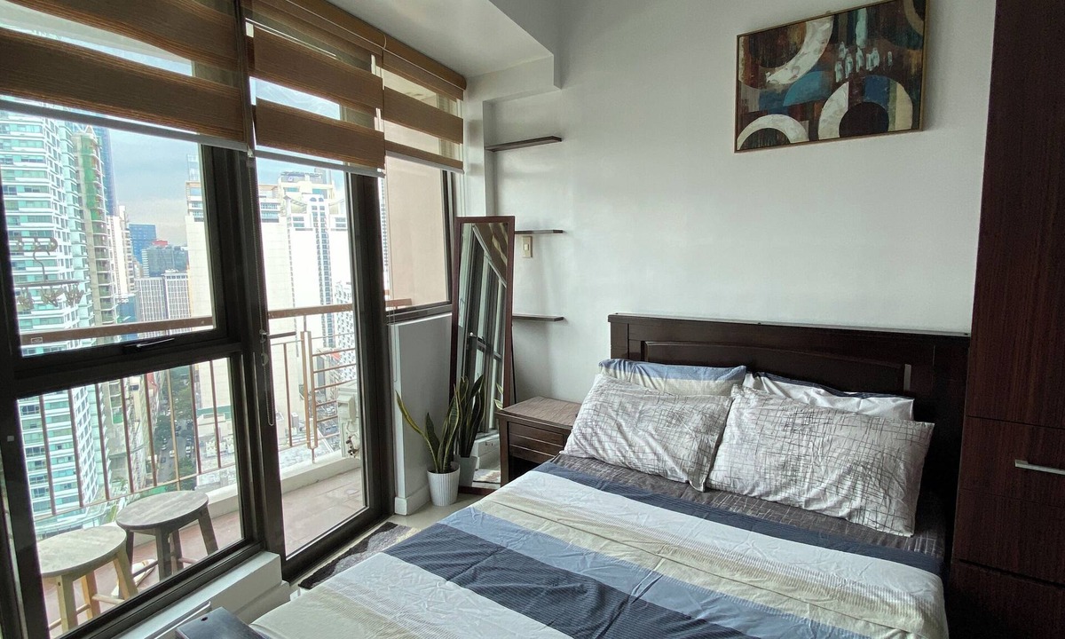 San Lorenzo Apartment | Prime Location Studio Condo in Makati with City View and Fast Wifi
