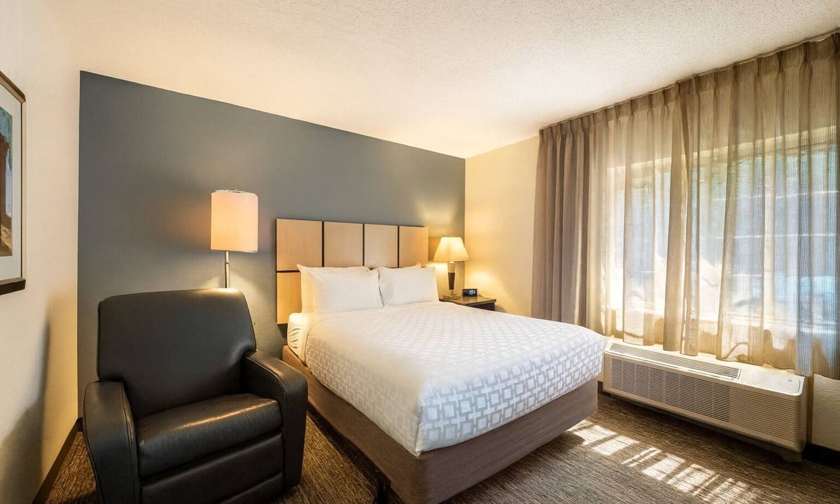 Schiller Park Hotel | Prime Location! TWO Spacious 1BR Suites with Kitchens, Free Airport Shuttle!