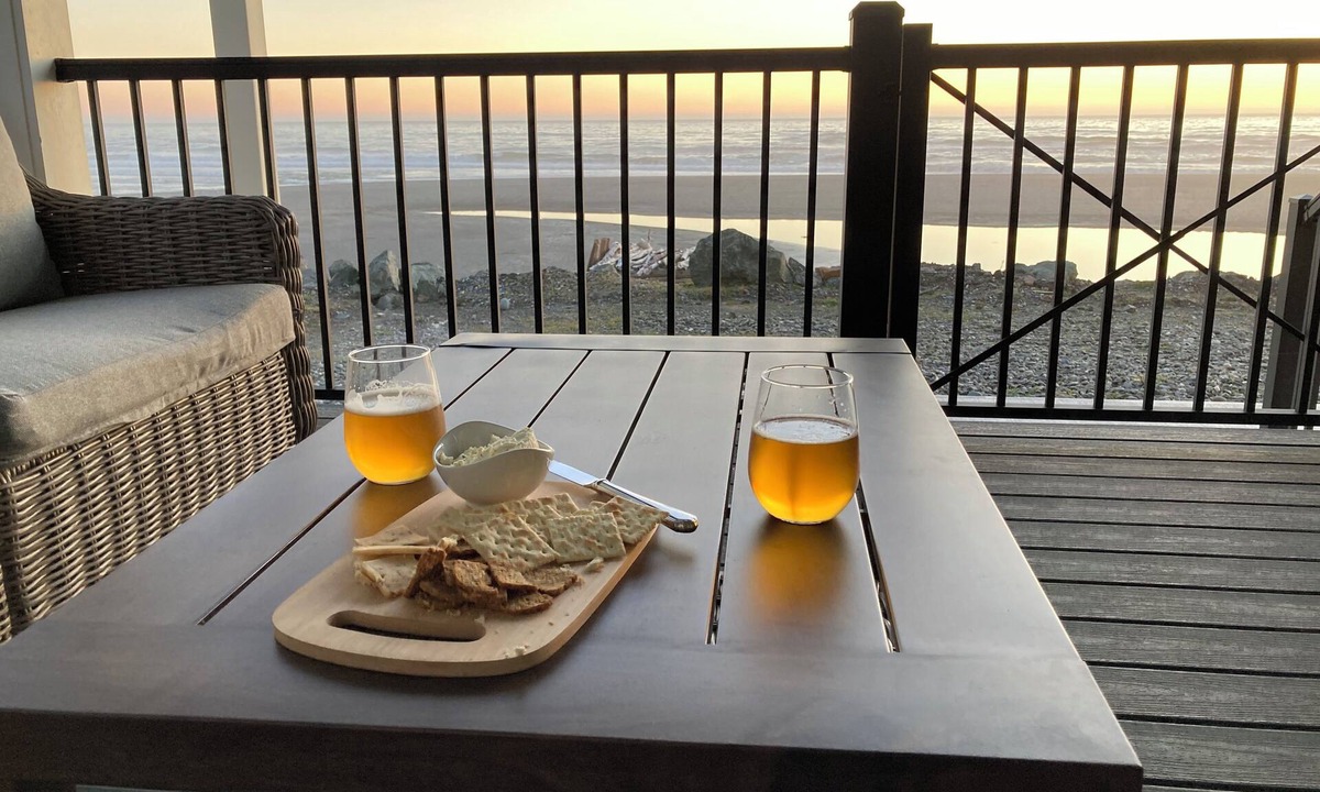 Gold Beach House | Prime Oceanfront Getaway. Beach access. AC, Fireplace. EV Charger, Pet Free.