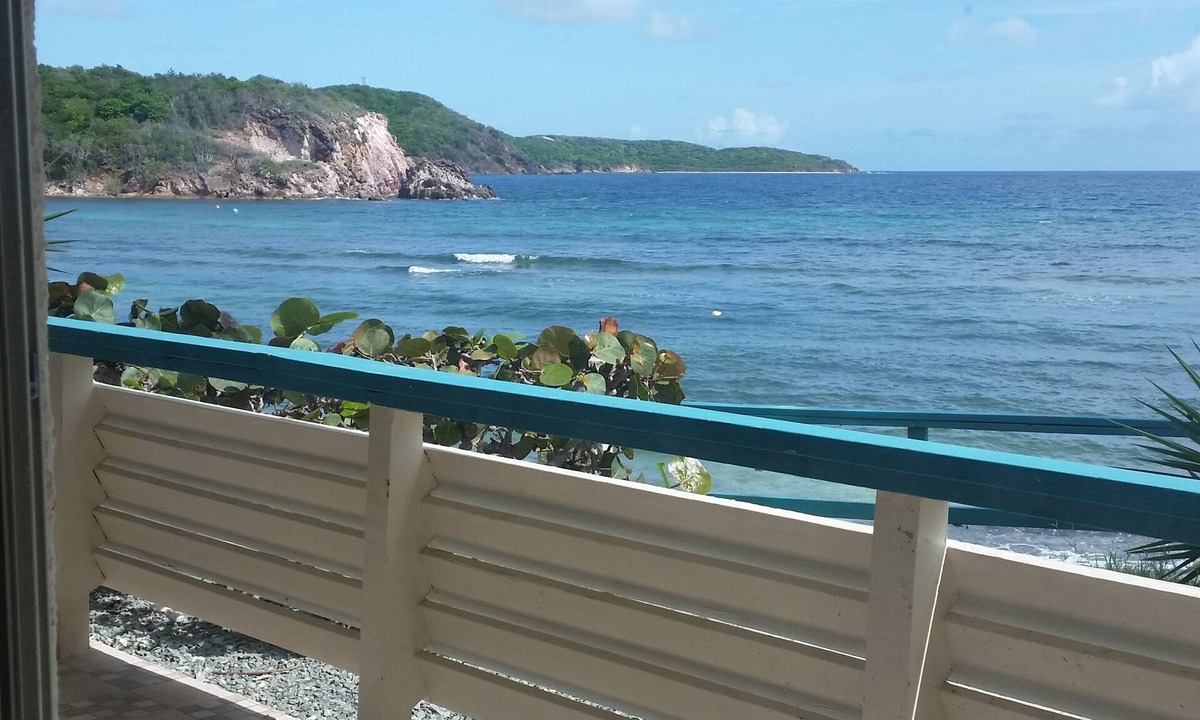Estate Bolongo Condo | Prime Oceanfront, Remodeled St. Thomas 2BR/2BA Condo-Poolside, W/D, & Dining
