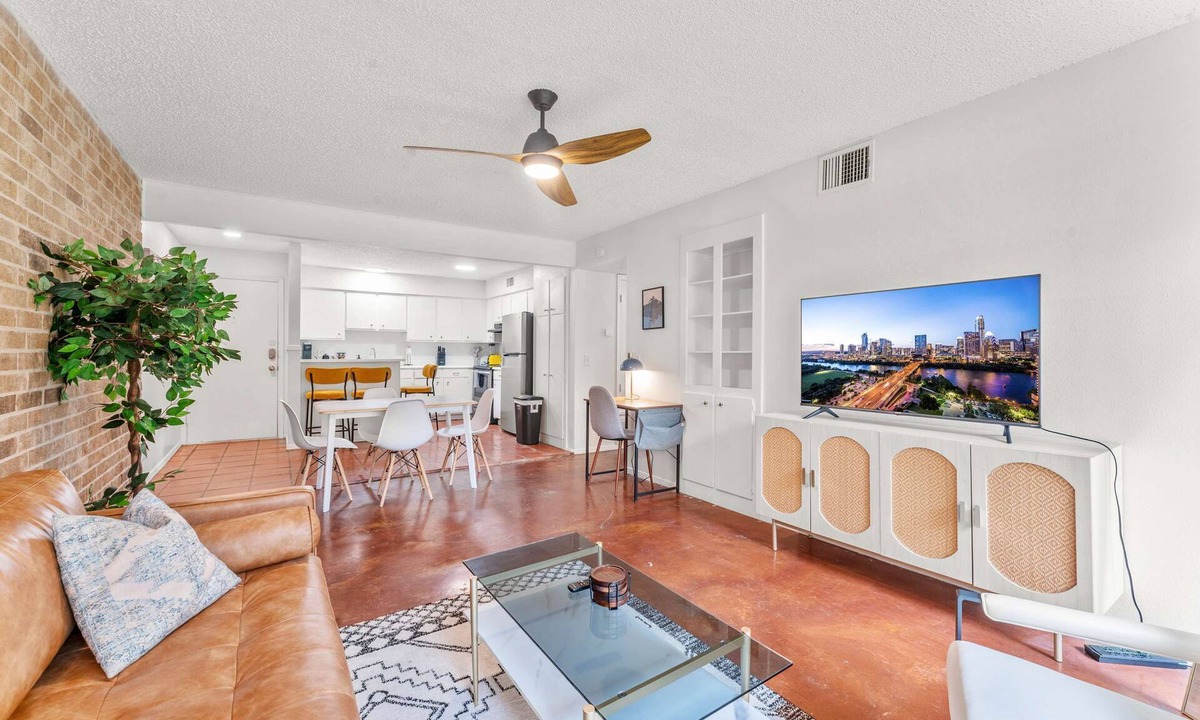 Windsor Park Apartment | Prime Soco Airy 1BR King Suite w Pool Parking